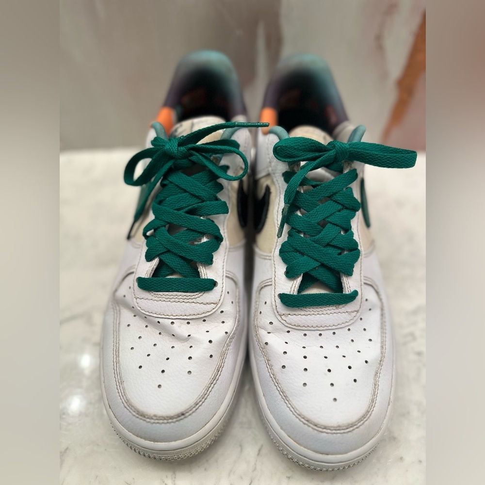Nike‎ Air Force 1 Low '07 LV8 White Malachite Black & Green Swoosh Men’s Sz 8.5 - Picture 2 of 12